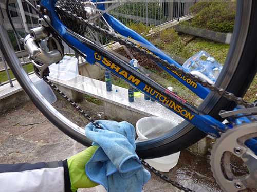 panno sulla catena per rimuovere lo sporco rimasto